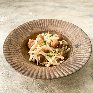 作り置きにも！レンジで簡単きのこのサラダ