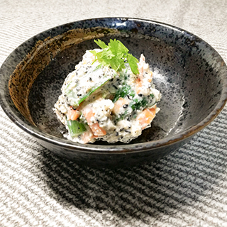 水切りヨーグルトの黒ごま白和え