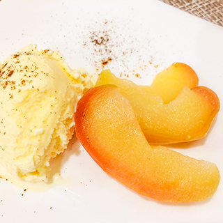 レンジで簡単、りんごのコンポートアイス添え
